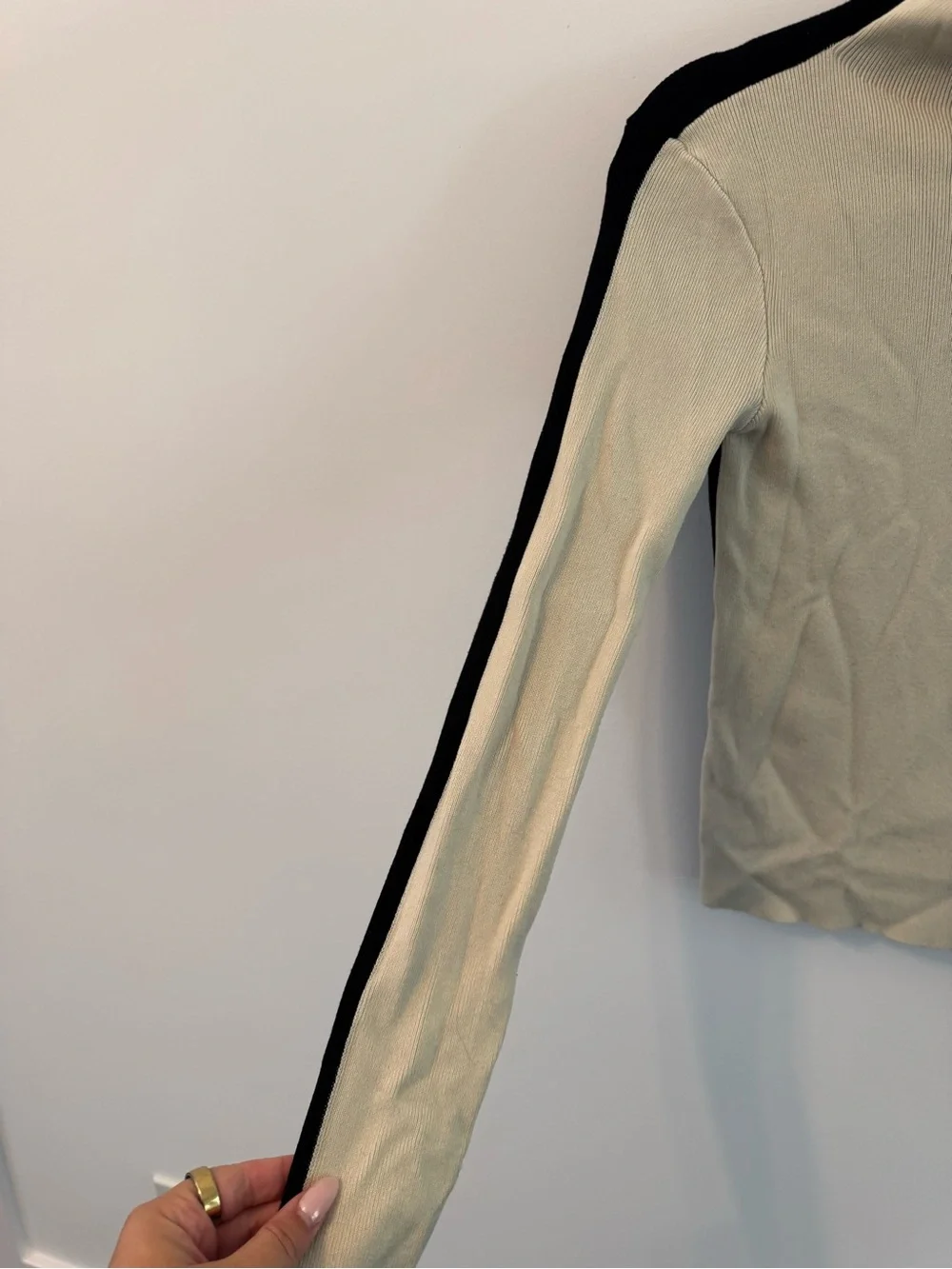 Size M Women's Two-Tone Mock Neck Sweater in Cream and Black